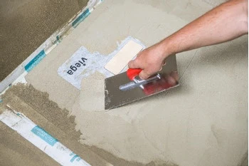 Ruční špachtlí se nanáší vrstva hydroizolačního maltového povrchu.