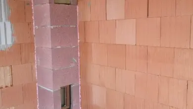 Částečně postavený cihlový komín s otvorem pro větrání