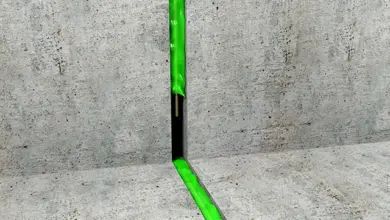 Zelená hmota vyplňuje dilatační spáru v betonové konstrukci.