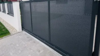 Moderní brána s mřížkou pro vjezd na pozemek.