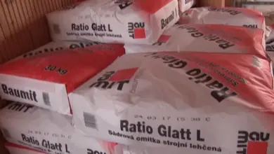 Sádrové omítky v pytlích pro výpočet běžného metru.