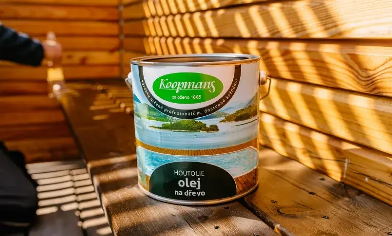 Kanárek oleje na dřevo pro impregnaci venkovního nábytku.