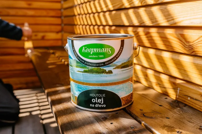 Kanárek oleje na dřevo pro impregnaci venkovního nábytku.