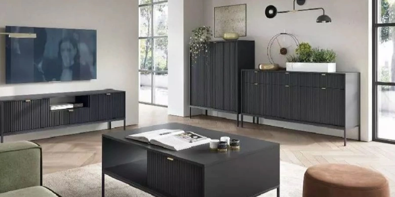 Moderní interiér s nábytkem z dřevovláknitých materiálů v obývacím pokoji.