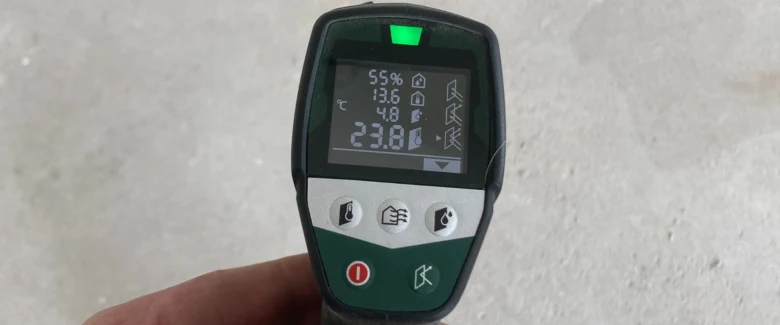 Digitální měřič vlhkosti pro kontrolu základny podlahy.