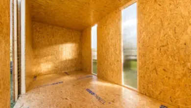 Vnitřní prostor domu postavený z SIP panelů s dřevovláknitými deskami.