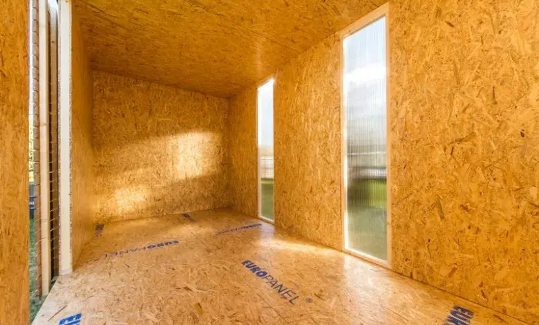 Vnitřní prostor domu postavený z SIP panelů s dřevovláknitými deskami.