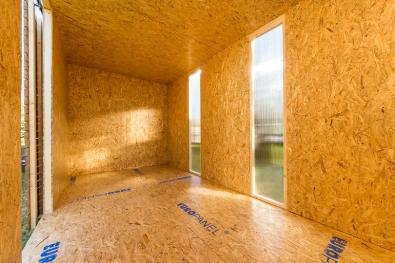 Vnitřní prostor domu postavený z SIP panelů s dřevovláknitými deskami.