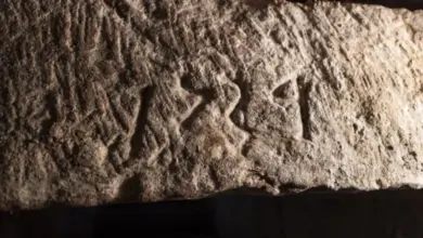 Vykrajovaný rímský číslice na kamenném prahu označující rok stavby domu.