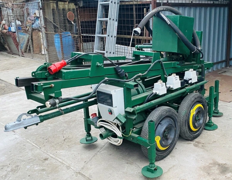 Zelená stroje pro uzavírání hlavy studny s hydraulickými rameny.
