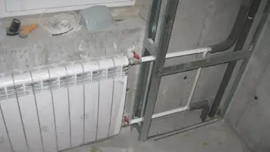 Instalace topných trub s radiátorem v průběhu stavebních prací.