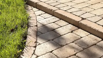 Obrubník pro zahradní dlažbu vedle trávníku