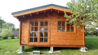 Dřevěný domek na betonových blokách pro svahovou základnu.