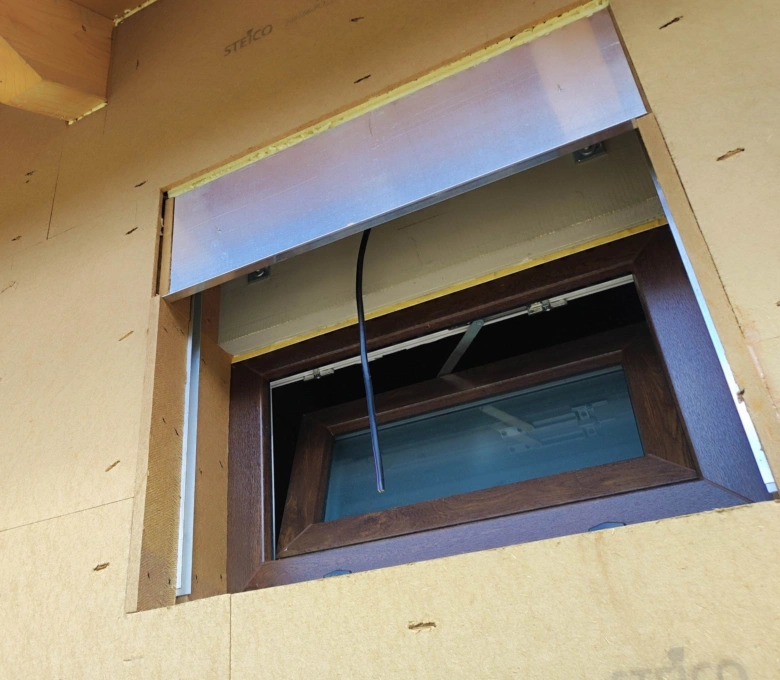 Okno v rodinném domě během instalace s izolačním materiálem