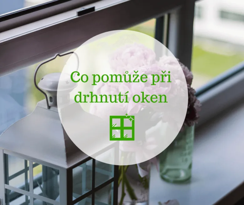 Okno s květinami na parapetu v interiéru.