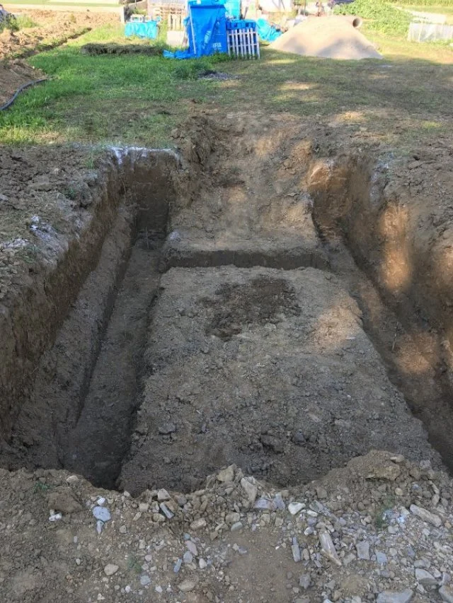 Výkop pro betonovou podlahu sklepa v zahradě.