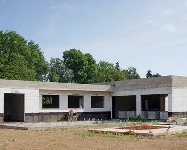 Nezkončená přístavba domu bez povolení v roce 2025