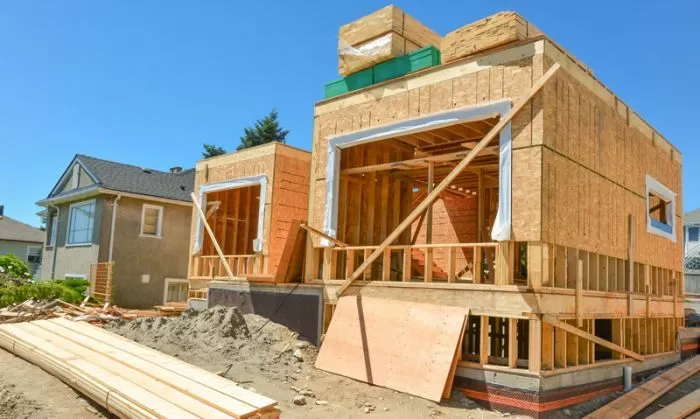 Instalace desek OSB na stěny a střechu novostavby domu.