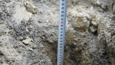 Měření zhutnění písku v geotechnickém průřezu s páskou.