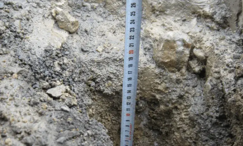 Měření zhutnění písku v geotechnickém průřezu s páskou.