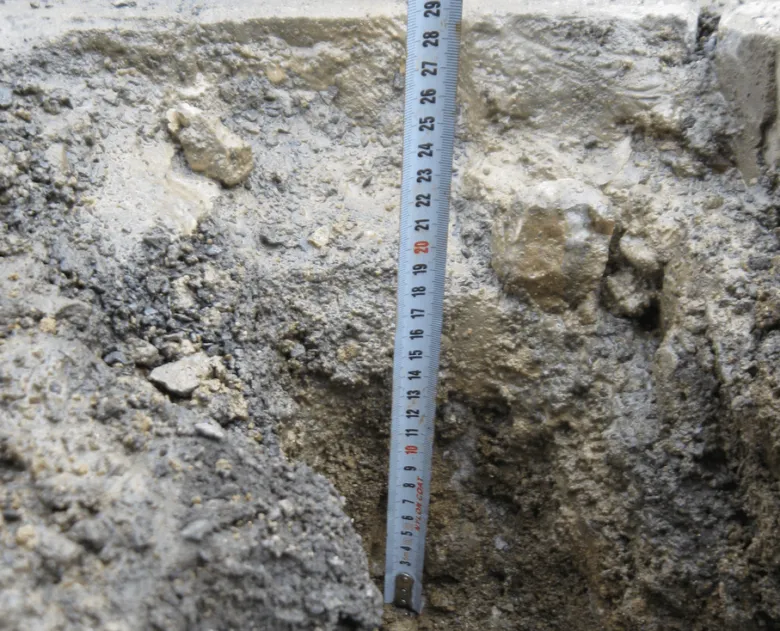 Měření zhutnění písku v geotechnickém průřezu s páskou.