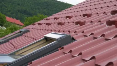 Červená tašková střecha s dvěma okny do podkroví.