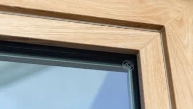 Detail plastového profilu Gealan s dřevotexturou v rohu okna.