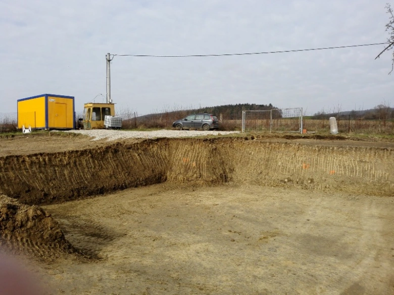 Vykopaná jáma pro stavbu podzemního betonu.