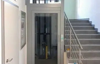 Schodiště vedle výtahu jako úniková cesta podle norem