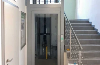 Schodiště vedle výtahu jako úniková cesta podle norem