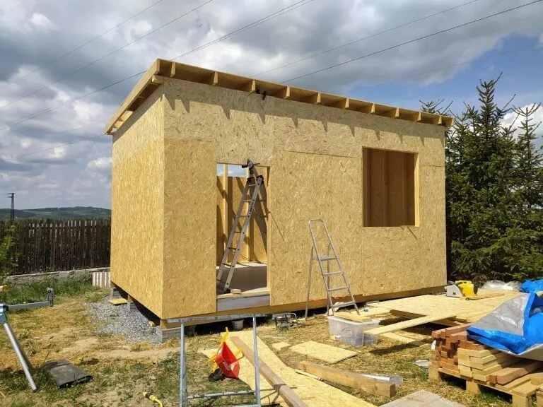 Stavba dřevěné vany s instalací střešní konstrukce