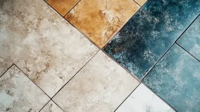 Pohled na dlažbu v podkroví s barevnými kachlovými deskami.