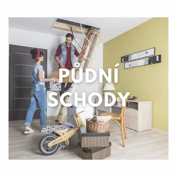 Muž sestupuje po půdních schodech, žena mu podává krabice.