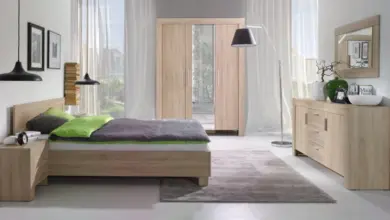 Ložnice s nábytkem z dubu sonoma v přírodním odstínu.