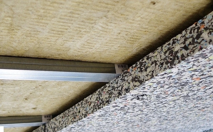 Detail izolace stropu mezi trámy pro tlumení kročejového hluku