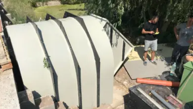 Instalace podzemní nádrže do zahrady při stavbě sklepa.