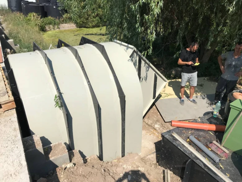 Instalace podzemní nádrže do zahrady při stavbě sklepa.