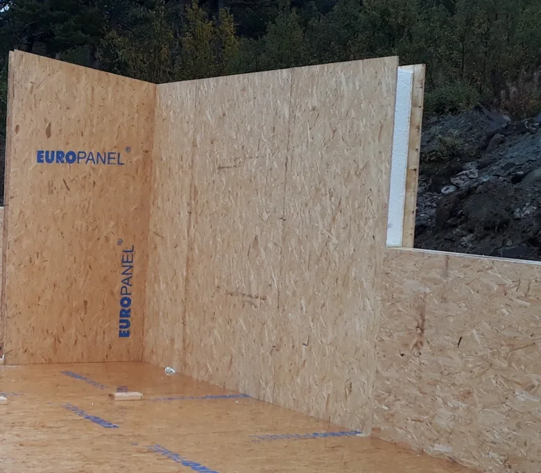 Stavba stěn z OSB desek v rámci konstrukce domů s použitím sip panelů.