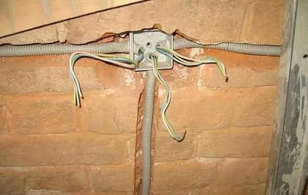 Drážka ve zdi s elektrickými kabely pro instalaci
