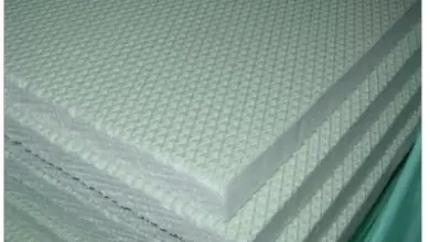 Bílé desky z polyfoamové izolace s texturovanou povrchovou vrstvou.