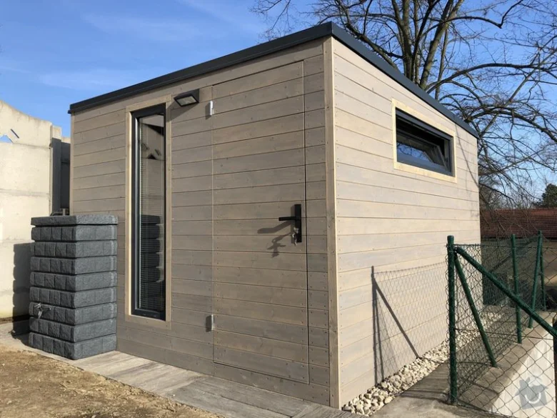 Moderní dřevěný přístřešek na zahradě po montáži.
