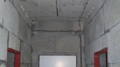 Nezhotovená místnost s izolačními deskami z pěnového polystyrenu uvnitř domu.