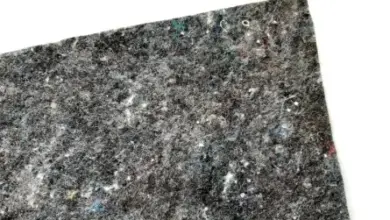 Blízky pohled na texturu geotextilie pro drenážní aplikace.