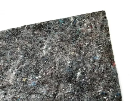 Blízky pohled na texturu geotextilie pro drenážní aplikace.