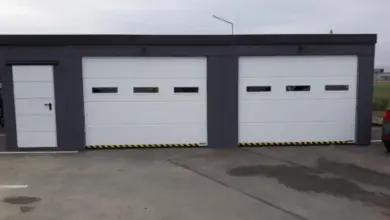 Montovaná kovová panelová garáž s bílými vraty.