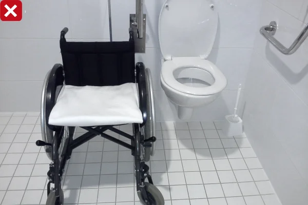 Křeslo pro invalidy vedle zvednuté WC podle SNIP 2024