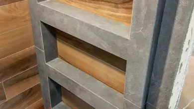 Detail schodiště s dřevěnými stupni v průběhu stavby.