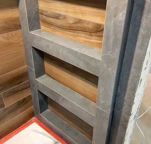 Detail schodiště s dřevěnými stupni v průběhu stavby.