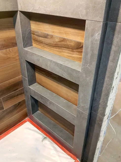 Detail schodiště s dřevěnými stupni v průběhu stavby.