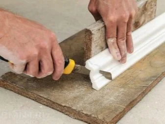 Ruční pila v rohu pro řezání soklu pod úhlem.